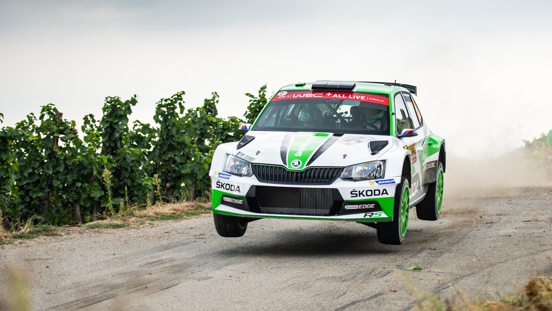 ŠKODA FABIA R5 vliegend over een heuvel