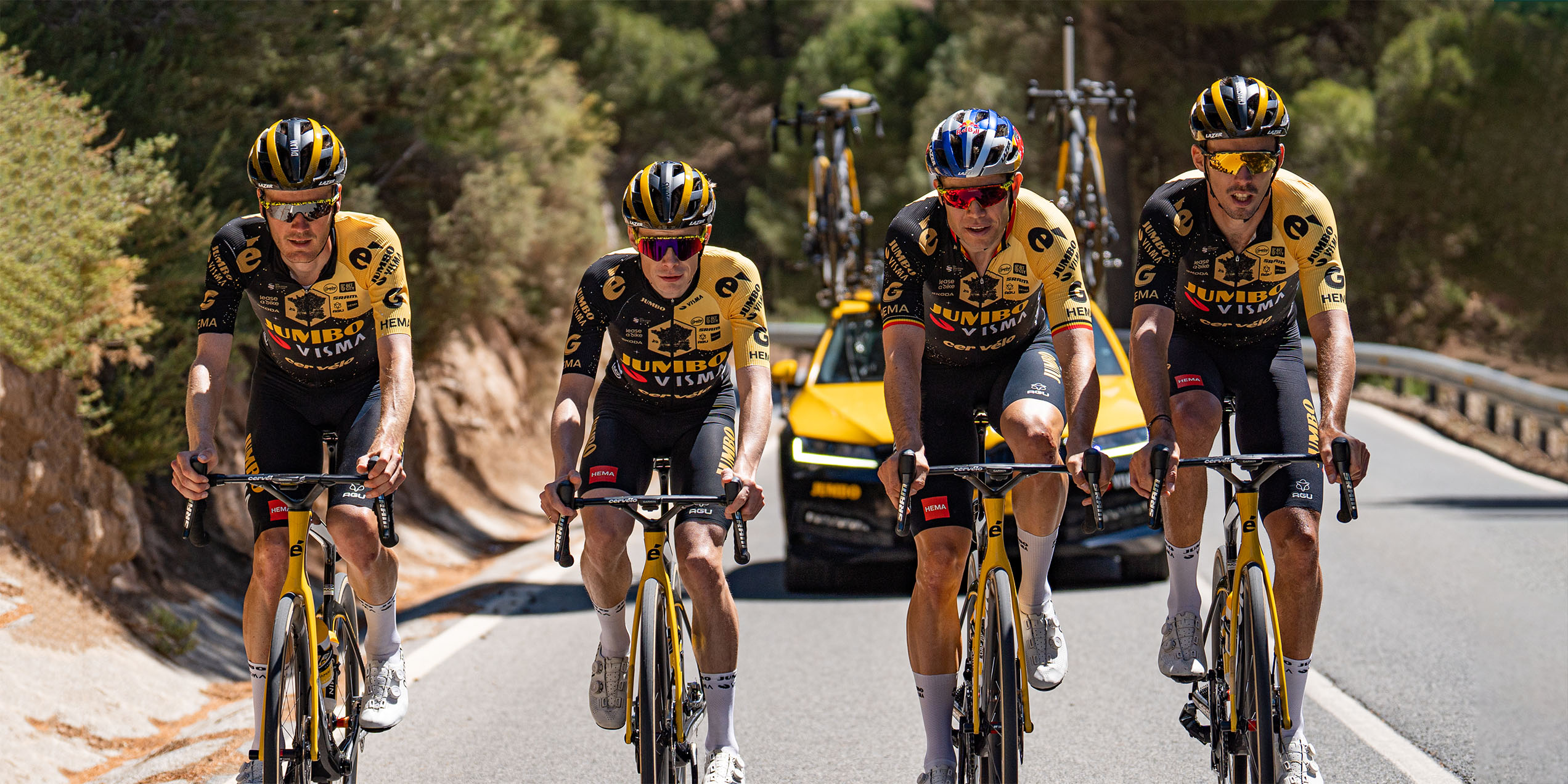 Team Jumbo Visma fietst voor een Škoda Superb Combi